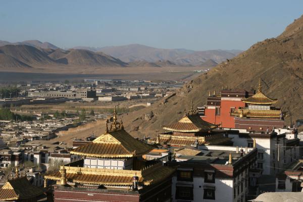 http://www.traveladventures.org/continents/asia/images/tashilhunpo-monastery01mini.jpg