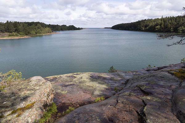 Looking out over Djupvik, a small bay at the northern side of Grottstigen trail | Grottstigen Cave Trail | Åland Islands