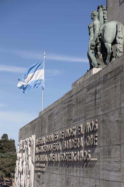 Part of the Monument of the Flag with the Argentinian flag in the background | Rosario | ArgentiniÃ«