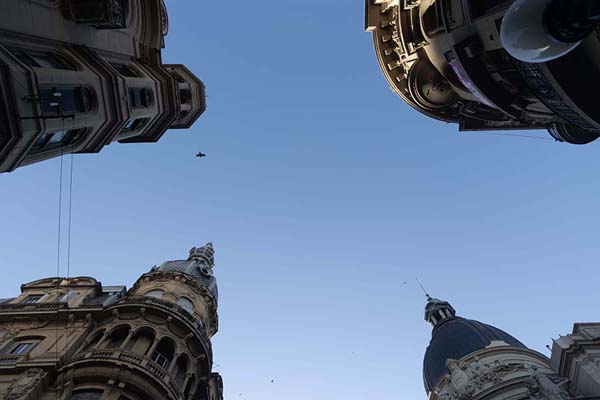 Looking up elegant buildings on the junction of Corrientes and Córdoba streets | Rosario | l'Argentine