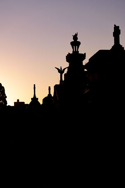 Photo de Sunset over the tombs of the El Salvador cemetery of RosarioRosario - l'Argentine