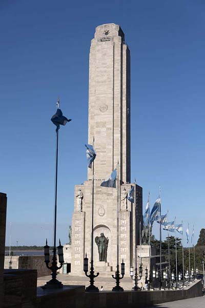 Photo de Monument of the Flag with tower and flags in Rosario - l'Argentine - AmÃ©rique Central&Sud