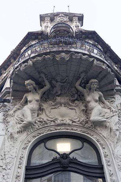 Sculpted women carrying a balcony on the corner of Corrientes and Santa Fe streets | Rosario | l'Argentine