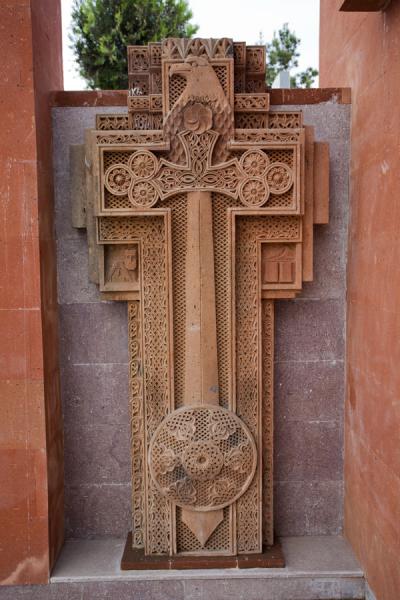 Modern khachkar in the modern part of the memorial complex | Complesso commemorativo di Stepanakert | Armenia