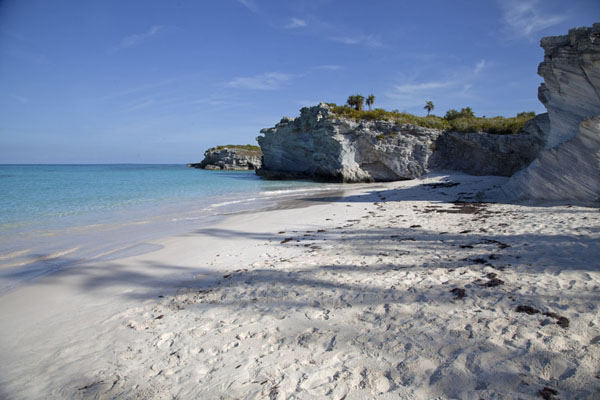 Foto di Cliffs rising out of the turquoise waters of Lighthouse BeachLighthouse Beach - Bahamas