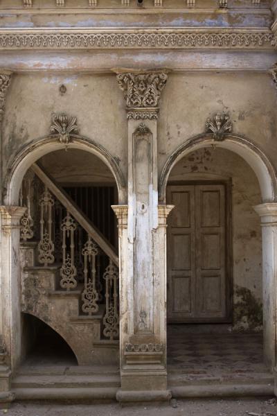 Foto di Arches and stairs in one of the old mansions of SonargaonSonargaon - Bangladesh