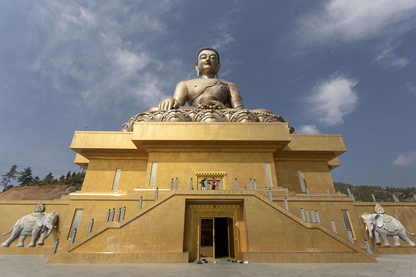 Photo de Frontal view of the Buddha Dordenma statue overlooking ThimpuThimpu - Bhoutan