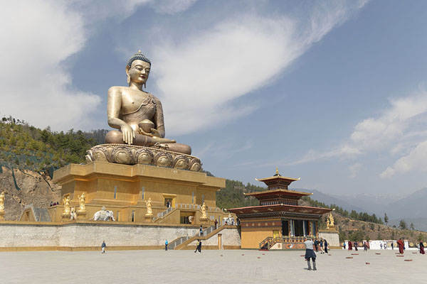 Photo de The enormous plaza in front of the golden Buddha Dordenma statueThimpu - Bhoutan