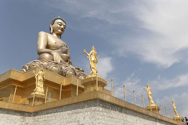 Foto de Side view of the enormous Buddha with statues on a lower platformThimpu - ButÃ¡n