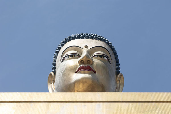Foto van The serene golden head of the golden Buddha statueThimpu - Bhutan