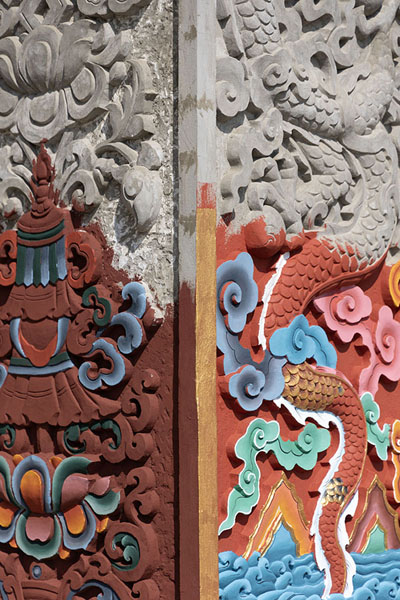Foto van Some of the columns still need to be paintedThimpu - Bhutan