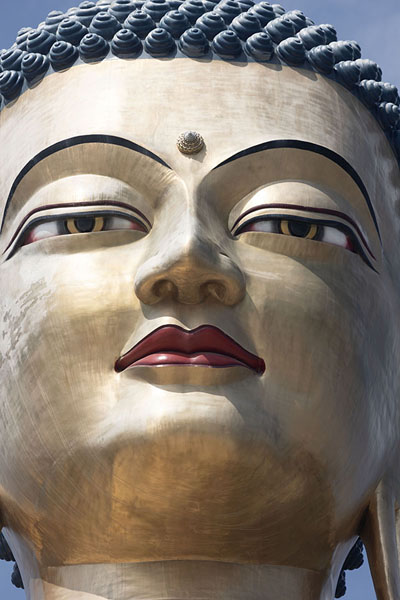 Photo de Close-up of the head of the golden statue of BuddhaThimpu - Bhoutan