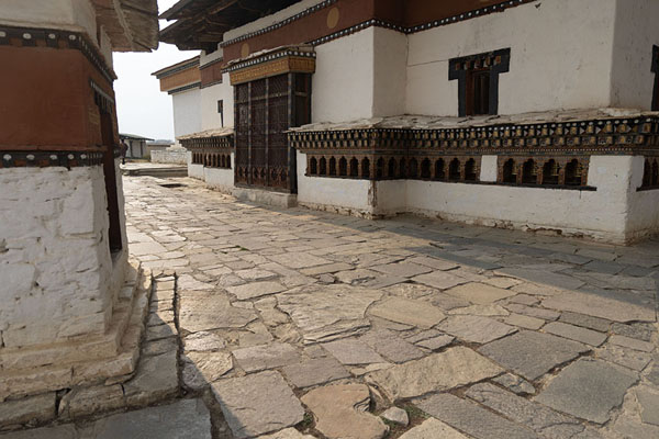 Foto van Stone pavement and prayer wheels at Dumtseg LhakhangDumtseg Lhakhang - Bhutan