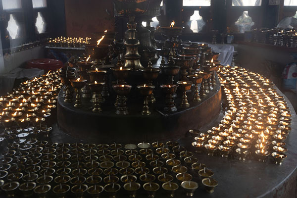 Foto van Oil candles inside the sanctuary of Dumtseg LhakhangDumtseg Lhakhang - Bhutan