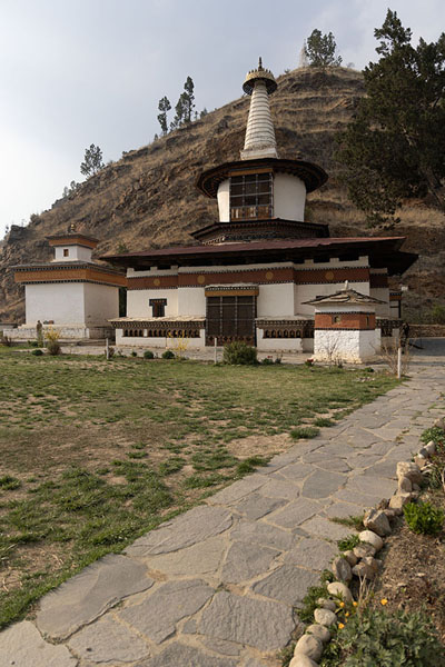 Foto van The modest chorten-shaped building of Dumtseg LhakhangDumtseg Lhakhang - Bhutan