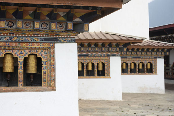 Foto di Prayer wheels in the walls of the main temple of Gangtey GoembaGangteng - Bhutan