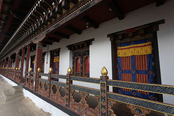Foto van The quarters of the monks outside the main temple of Gangtey GoembaGangteng - Bhutan