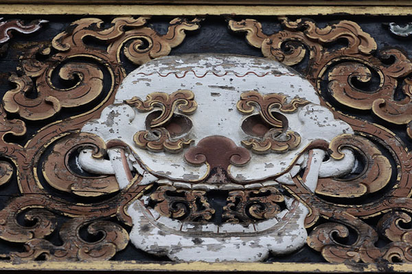 Foto di Detail of a skull on the wall of the main temple of Gangtey GoembaGangteng - Bhutan