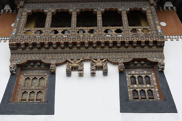 Foto van Looking up windows on the main temple of Gangtey GoembaGangteng - Bhutan