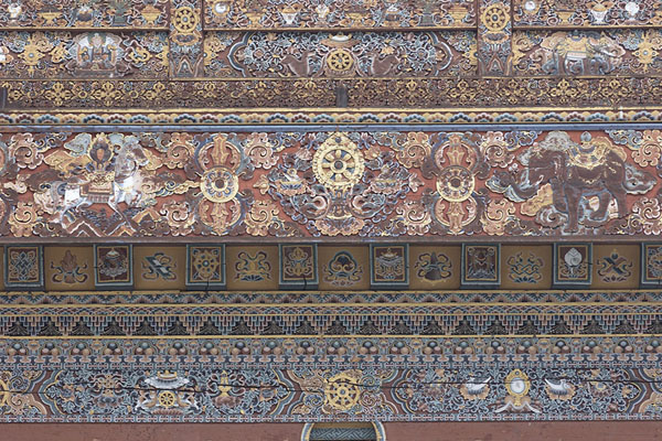 Foto di Intricately decorated detail of the main temple of Gangtey GoembaGangteng - Bhutan