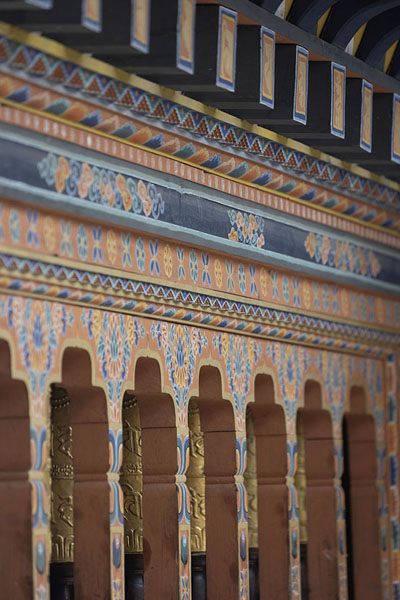 Foto van Prayer wheels behind wooden screen outside Gangtey GoembaGangteng - Bhutan