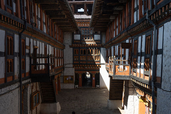 Photo de Looking out over the courtyard of Jakar Dzong from the first floor - Bhoutan