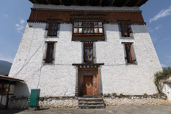 Photo de Looking up the adminstrative building of Jakar Dzong - Bhoutan