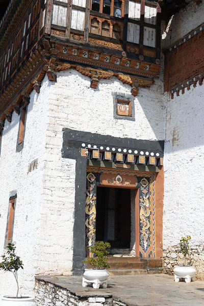 Foto de Entrance door of Jakar Dzong - ButÃ¡n