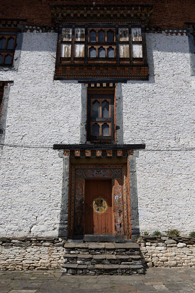 Foto di Door and windows in one of the buildings of Jakar Dzong - Bhutan