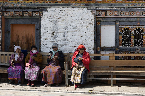 Foto de Bhutanese women on a bench outside Jambay LhakhangJambay Lhakhang - ButÃ¡n
