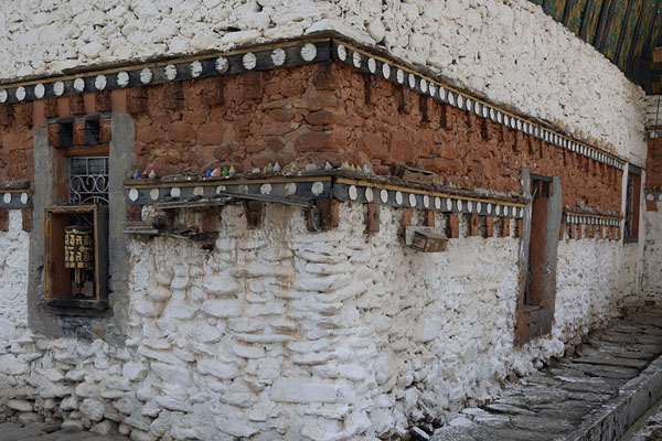 Foto van Corner of the ancient temple of Jambay LhakhangJambay Lhakhang - Bhutan
