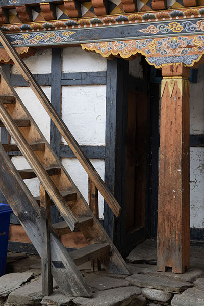 Foto van Wooden stairs to the quarters of monks in Jambay LhakhangJambay Lhakhang - Bhutan