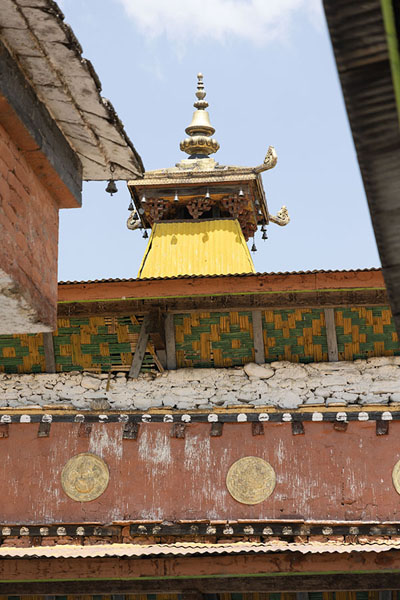 Foto di Looking up at the tower of Jambay Lhakhang from the courtyardJambay Lhakhang - Bhutan