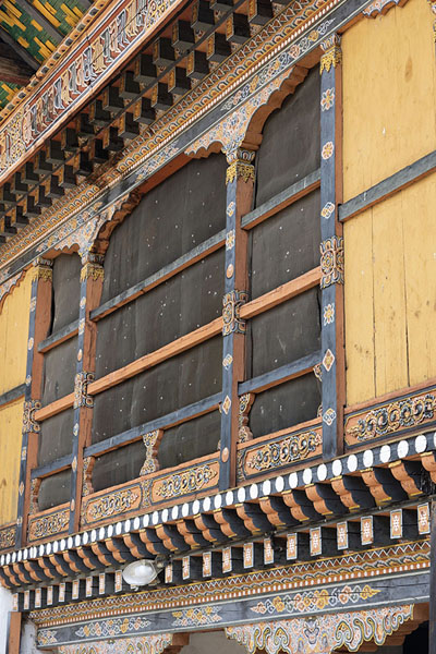 Foto van Painted window pane in a yellow wall at Jambay LhakhangJambay Lhakhang - Bhutan