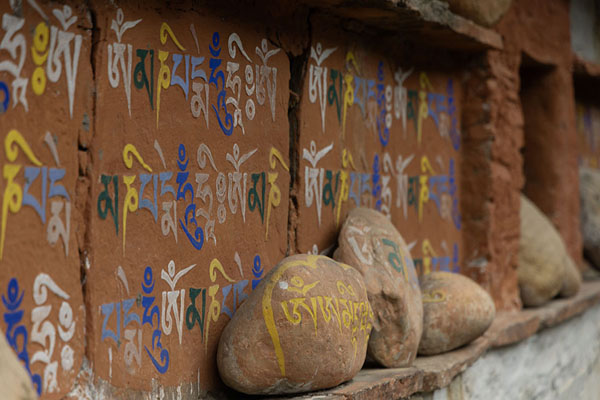 Foto van Detailed view of stones and painted slabs in KhomaKhoma - Bhutan