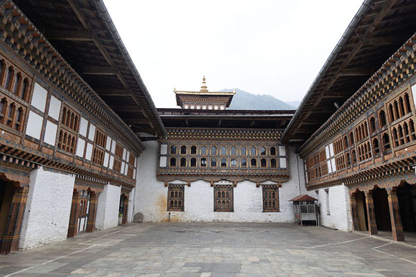 Foto de The main courtyard of Lhuentse DzongLhuentse Dzong - ButÃ¡n