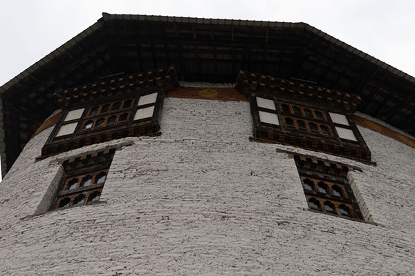 Foto di Looking up the white wall of the  tower of Lhuentse DzongLhuentse Dzong - Bhutan