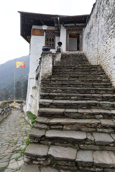 Photo de Stairs leading up to the entrance of Lhuentse DzongLhuentse Dzong - Bhoutan