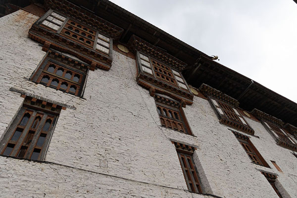 Photo de Looking up the outer walls of the Lhuentse DzongLhuentse Dzong - Bhoutan