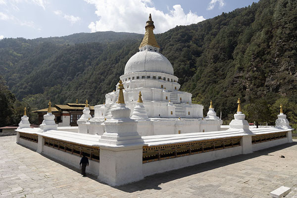 Foto van View of the Chorten Kora from a higher levelTrashiyangtse Chorten Kora - Bhutan