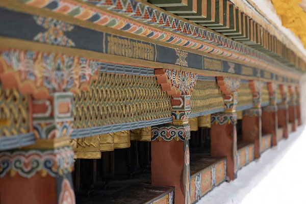 Photo de Prayer wheels surround the Chorten Kora on all sidesTrashiyangtse Chorten Kora - Bhoutan