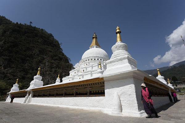 Foto van View from a corner of the Chorten Kora with worshipperTrashiyangtse Chorten Kora - Bhutan