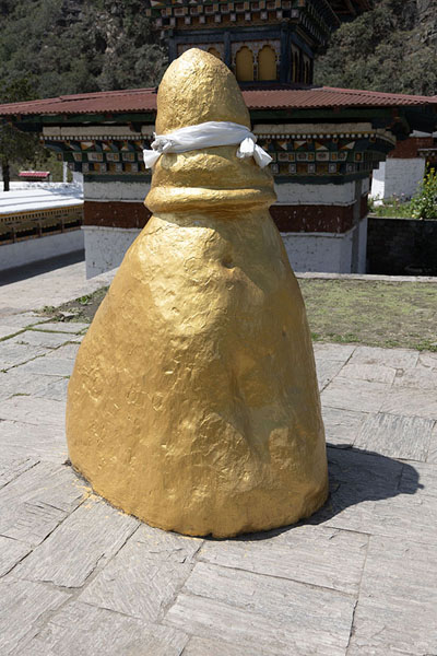 Foto van The old pinnacle, or sertog, of the stupa which now sits on the groundTrashiyangtse Chorten Kora - Bhutan