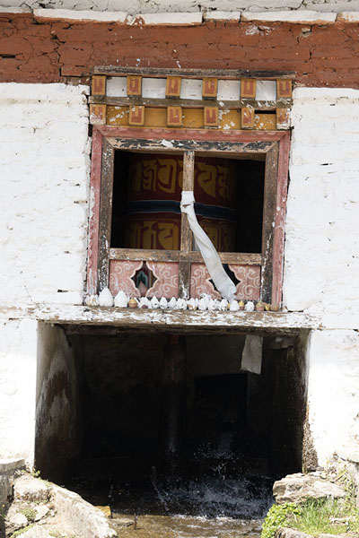 Foto de Prayer wheels are kept in motion through a water millTrashiyangtse Chorten Kora - ButÃ¡n