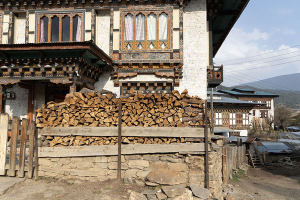 Foto van Traditional house with firewood in UraUra - Bhutan