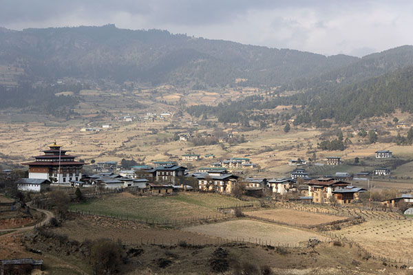 Foto van Ura valley with traditional houses and mountainsUra - Bhutan