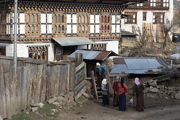 Foto van Women talking in one of the streets of UraUra - Bhutan