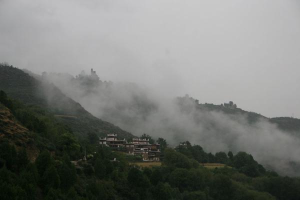 Picture of Jiaju Tibetan village (China): Fog rolling over the mountain of Jiaju village