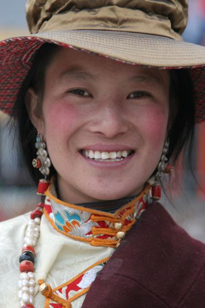 Colourful and bright woman posing for the camera | Jyekundo faces | China