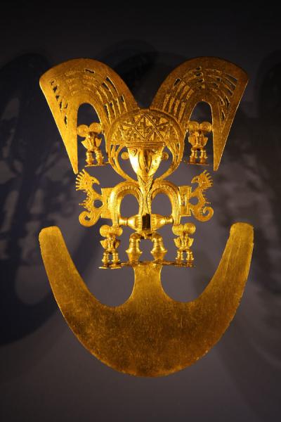 Golden artifact used by shamans for offerings on display in the Gold Museum | Museo del Oro | Colombie